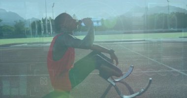 Pistte su içmek, protez bacaklı sporcu ve veri kaplaması animasyonu. Dayanıklılık, teknoloji, susuzluk, spor, yenilik, fitness