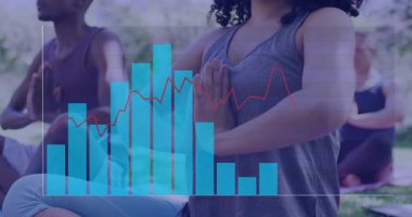 Açık havada meditasyon yapmak, veri grafiği olan insanlar parkta üst üste biniyor. Meditasyon, farkındalık, teknoloji, veri analizi, sükunet, uyum