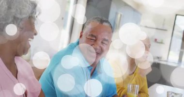 Evde, yaşlı arkadaşlar Bokeh Light 'ın animasyonuyla birlikte içiyorlar. Yaşlılar, dostluk, kutlama, rahatlama, rahatlama, içecek