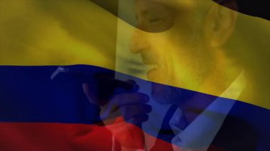 Kolombiya bayrağı telefon ve beyin animasyonuna konuşan adamla örtüşüyor. İletişim, teknoloji, konuşma, yenilik, nörobilim, dijital