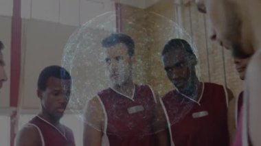 Basketbol takımı soyunma odasında dijital ağ animasyonuyla strateji kuruyor. Takım çalışması, strateji, işbirliği, teknoloji, sporcular, tartışma