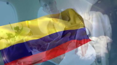 Uçaktaki iş adamları arasında Kolombiya bayrağının tokalaşması. anlaşma, işbirliği, şirket, uluslararası, seyahat, ortaklık