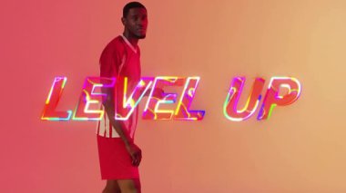 Turuncu arka planda Level Up metin animasyonu olan kırmızı spor giyimli bir sporcu. fitness, motivasyon, dinamik, enerji, canlı, atletizm