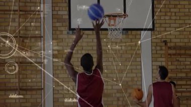 Basketbol, veri işleme animasyonu yapan basketbol oyuncuları jimnastik salonunda üst üste biniyor. Spor, takım çalışması, teknoloji, atletik, hareket, dinamik