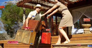 Antika bavullar taşıyorlar, sosyal medya ikonlarının canlandırıldığı bir çift. Seyahat, macera, yolculuk, nostalji, tatil, bağlantı