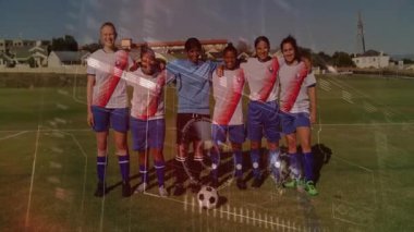 Genç futbol takımı veri işleme animasyon örtüsüyle sahada poz veriyor. Takım çalışması, spor, çocuklar, teknoloji, gençlik, futbol