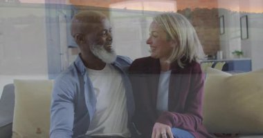 Çift kanepede oturup animasyon seyrediyor, evde neşeli bir an paylaşıyorlar. Rahatlama, rahatlama, bağlanma, eğlence, mutluluk, televizyon