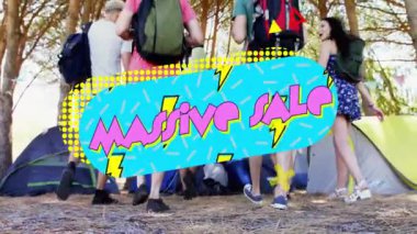 Ormanda çadır kuran grup için toplu indirimli metin animasyonu. Kamp, açık hava, macera, vahşi doğa, takım çalışması.