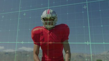 Kırmızı formalı Amerikalı futbolcu, animasyon ızgarası ile sahada. Spor, atlet, yarışma, dijital, teknoloji, oyun