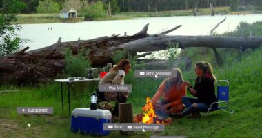 Kamp ateşi etrafında, sosyal medya bildirimlerinin animasyonuyla uğraşan insanlar. Kamp, teknoloji, dijital, açık hava, bağlantı, etkileşim