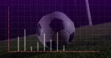 Sahada, futbol topu sahnesini kaplayan veri grafiğinin animasyonu. Spor, veri analizi, teknoloji, istatistik, görselleştirme, takım çalışması