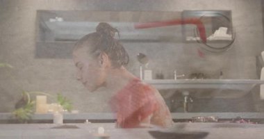 Kırmızı boruyla banyoda yüzünü yıkayan kadın animasyonu kaplıyor. Hijyen, cilt bakımı, temizlik, ferahlık, sağlık, günlük rutin işler.