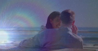 Gökkuşağı ve yıldızlı gökyüzü ile okyanus kenarında dinlenen çiftin animasyonu. Romantizm, sükunet, dinginlik, sahil şeridi, göksel, canlı