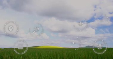 Arka planda mavi gökyüzü bulunan çimenli manzarayı kaplayan simgelerin animasyonu. doğa, çevre, teknoloji, yenilik, dijital, ekoloji
