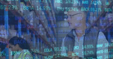 Depoda çalışan kadın ve erkeğin istatistik ve mali veri işleme görüntüsü. küresel gönderim ve bağlantılar konsepti dijital olarak oluşturulmuş görüntü.