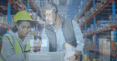 Depoda çalışan kadın ve erkeğin istatistik ve mali veri işleme görüntüsü. küresel gönderim ve bağlantılar konsepti dijital olarak oluşturulmuş görüntü.