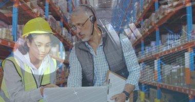 Depoda dizüstü bilgisayar kullanan insanların veri işleme görüntüsü. küresel sevkiyat, dağıtım ve bağlantılar konsepti dijital olarak oluşturuldu.