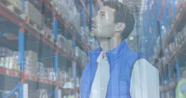 Depoda çalışan adamın istatistik ve mali veri işleme görüntüsü. küresel gönderim ve bağlantılar konsepti dijital olarak oluşturulmuş görüntü.