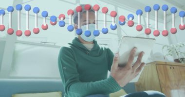 Ofiste dijital tablet kullanarak yüz maskesi takan adama karşı dönen bir örtü. tıbbi araştırma ve teknoloji konsepti