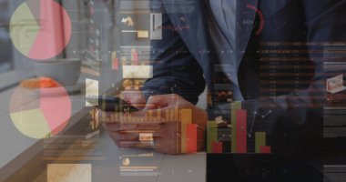 Akıllı telefon kullanan adamın istatistik ve veri işleme görüntüsü. küresel iş, dijital arayüz ve teknoloji konsepti dijital olarak oluşturulmuş görüntü.