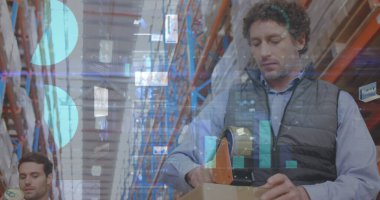 Depoda çalışanların veri işleme görüntüsü. küresel sevkiyat, dağıtım ve bağlantılar konsepti dijital olarak oluşturuldu.