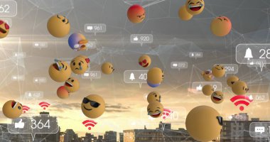 Emoji ve sosyal medya dijital simgelerinin şehir manzarası üzerinde yüzüşü. küresel çevrimiçi dijital arayüz, iletişim ve arayüz kavramı dijital olarak oluşturulmuş görüntü.