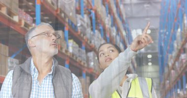 Depoda çalışanların veri işleme görüntüsü. küresel sevkiyat, dağıtım ve bağlantılar konsepti dijital olarak oluşturuldu.