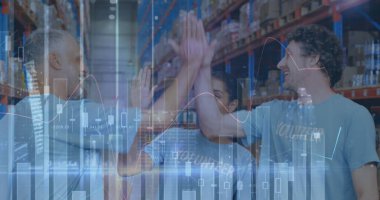 Depoda beşlik çakan kadın ve erkekler için istatistik ve mali veri işleme görüntüsü. küresel gönderim ve bağlantılar konsepti dijital olarak oluşturulmuş görüntü.