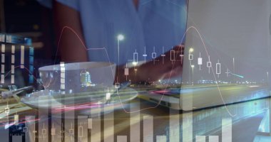 Bilgisayarı kullanan iş kadınının istatistik ve veri işleme görüntüsü. küresel iş, veri işleme ve teknoloji konsepti dijital olarak oluşturulmuş görüntü.