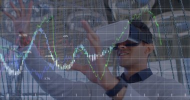 VR kulaklık kullanılarak işadamının mali veri işleme görüntüsü. küresel iş, bağlantılar, dijital arayüz ve teknoloji konsepti dijital olarak oluşturulmuş görüntü.