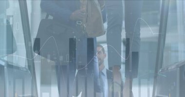 Ofisteki yürüyen merdiven kullanan iş adamlarının mali veri işleme görüntüsü. küresel finans, iş ve dijital arayüz kavramı dijital olarak oluşturulmuş görüntü.