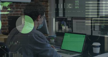 Yüz maskesi takan iş adamının mali veri işleme görüntüsü. covid 19 salgın konsepti dijital olarak üretilen görüntü sırasında küresel iş, finans, bağlantılar ve dijital arayüz.