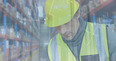 Depoda çalışan adamın istatistik ve mali veri işleme görüntüsü. küresel gönderim ve bağlantılar konsepti dijital olarak oluşturulmuş görüntü.