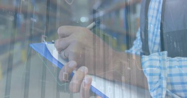 Depoda çalışan adamın istatistik ve mali veri işleme görüntüsü. küresel gönderim ve bağlantılar konsepti dijital olarak oluşturulmuş görüntü.