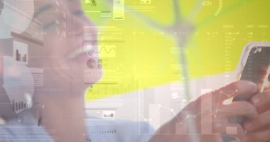 Akıllı telefon kullanan iş kadınının istatistik ve veri işleme görüntüsü. küresel iş, veri işleme ve teknoloji konsepti dijital olarak oluşturulmuş görüntü.