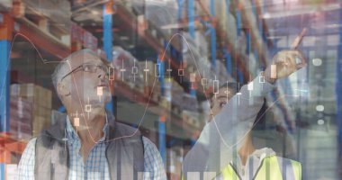 Depoda çalışanların veri işleme görüntüsü. küresel sevkiyat, dağıtım ve bağlantılar konsepti dijital olarak oluşturuldu.