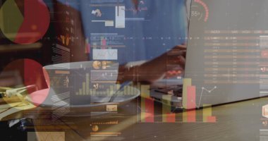 Bilgisayarı kullanan iş kadınının istatistik ve veri işleme görüntüsü. küresel iş, veri işleme ve teknoloji konsepti dijital olarak oluşturulmuş görüntü.