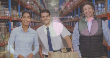 Depoda çalışanların veri işleme görüntüsü. küresel sevkiyat, dağıtım ve bağlantılar konsepti dijital olarak oluşturuldu.