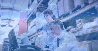 Depoda, iş adamları dizüstü bilgisayarla iş birliği yapıyor, lojistik stratejilerini tartışıyorlar. İşbirliği, takım çalışması, teknoloji, planlama, toplantı, şirket