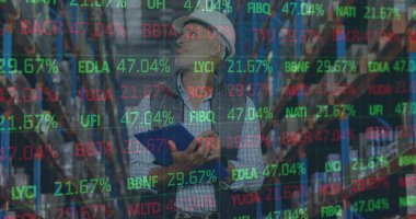 Depoda çalışan bir adamın mali veri işleme görüntüsü. küresel gönderim ve bağlantılar konsepti dijital olarak oluşturulmuş görüntü.