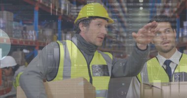 Depoda çalışanların veri işleme görüntüsü. küresel sevkiyat, dağıtım ve bağlantılar konsepti dijital olarak oluşturuldu.