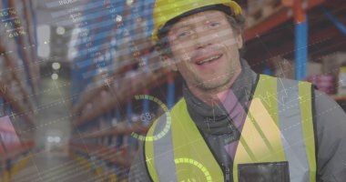 Depoda çalışan adamın veri işleme görüntüsü. küresel sevkiyat, dağıtım ve bağlantılar konsepti dijital olarak oluşturuldu.