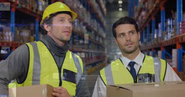 Depoda çalışanların veri işleme görüntüsü. küresel sevkiyat, dağıtım ve bağlantılar konsepti dijital olarak oluşturuldu.