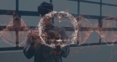 İnsan beyninin vr kulaklık takan bir iş adamı üzerinde döndüğü ve veri işlediği görüntüler. ticari, bilim, bağlantı, teknoloji ve dijital arayüz kavramı dijital olarak oluşturulmuş görüntü.