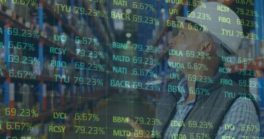 Depoda çalışan bir adamın mali veri işleme görüntüsü. küresel gönderim ve bağlantılar konsepti dijital olarak oluşturulmuş görüntü.