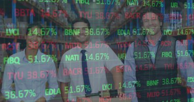 Depoda çalışan kadın ve erkeklerin mali veri işleme görüntüsü. küresel gönderim ve bağlantılar konsepti dijital olarak oluşturulmuş görüntü.