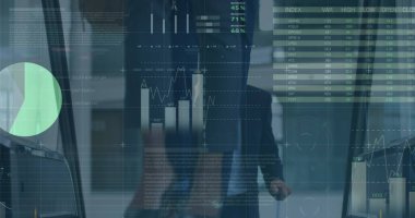 Yürüyen merdivendeki iş adamlarının istatistik ve finansal veri işleme görüntüleri. küresel iş, finans, veri işleme ve dijital olarak oluşturulmuş görüntü konsepti.