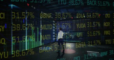 Ofisteki iş adamının mali veri işleme görüntüsü. küresel finansman, iş dünyası, dijital arayüz ve dijital olarak üretilen görüntü konsepti.