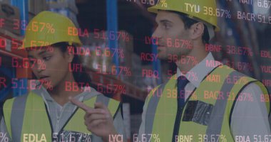 Depoda çalışan kadın ve erkeğin mali veri işleme görüntüsü. küresel gönderim ve bağlantılar konsepti dijital olarak oluşturulmuş görüntü.