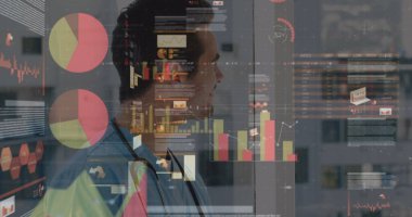 Erkek doktorun istatistik ve veri işleme görüntüsü. küresel tıp, sağlık hizmetleri, dijital arayüz ve teknoloji konsepti dijital olarak oluşturulmuş görüntü.